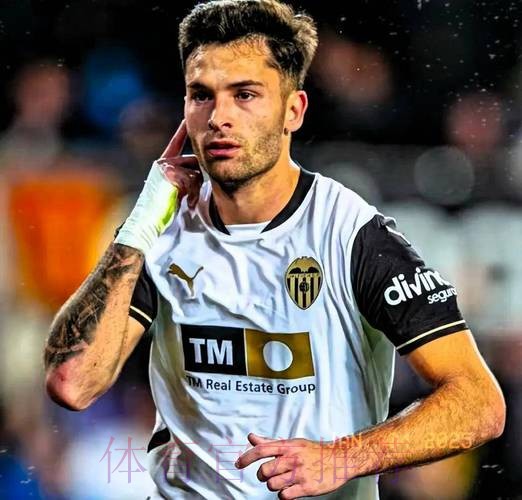 莱万:皇马并不配赢得三分 联赛很长&我们不会放弃 莱万:皇马并不配赢得三分 联赛很长&我们不会放弃